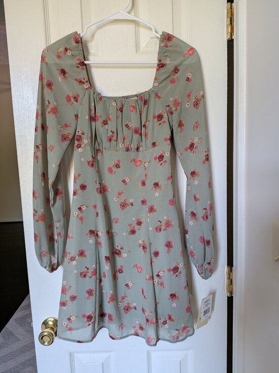 Live to be Spoiled Dresses & Skirts - Live To Be Spoiled Green Floral Long Sleeve Mini Dress Size S